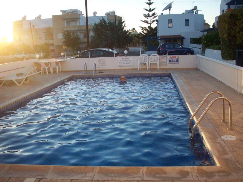 Appartamento Central Gem - 10 Min Walk To The Sea, Harbor And Mall Paphos Esterno foto