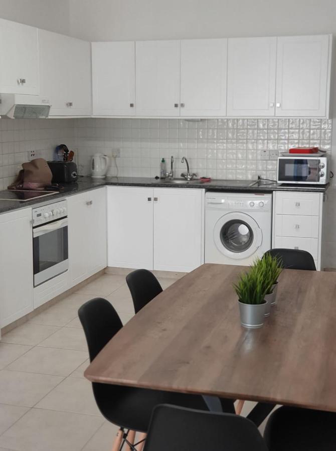 Appartamento Central Gem - 10 Min Walk To The Sea, Harbor And Mall Paphos Esterno foto