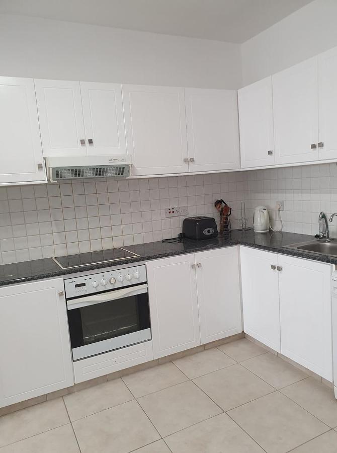 Appartamento Central Gem - 10 Min Walk To The Sea, Harbor And Mall Paphos Esterno foto