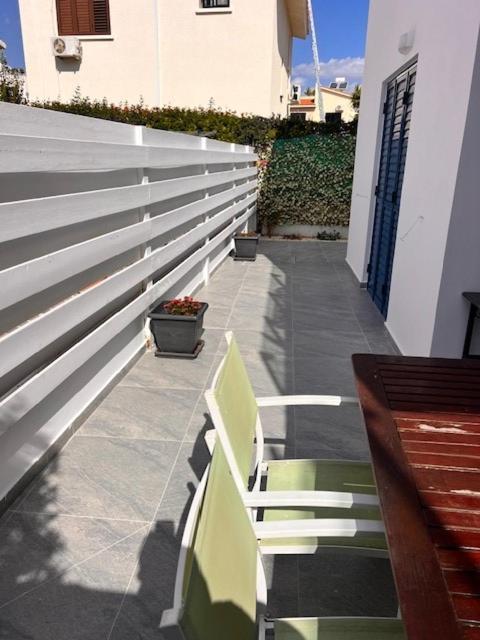 Appartamento Central Gem - 10 Min Walk To The Sea, Harbor And Mall Paphos Esterno foto
